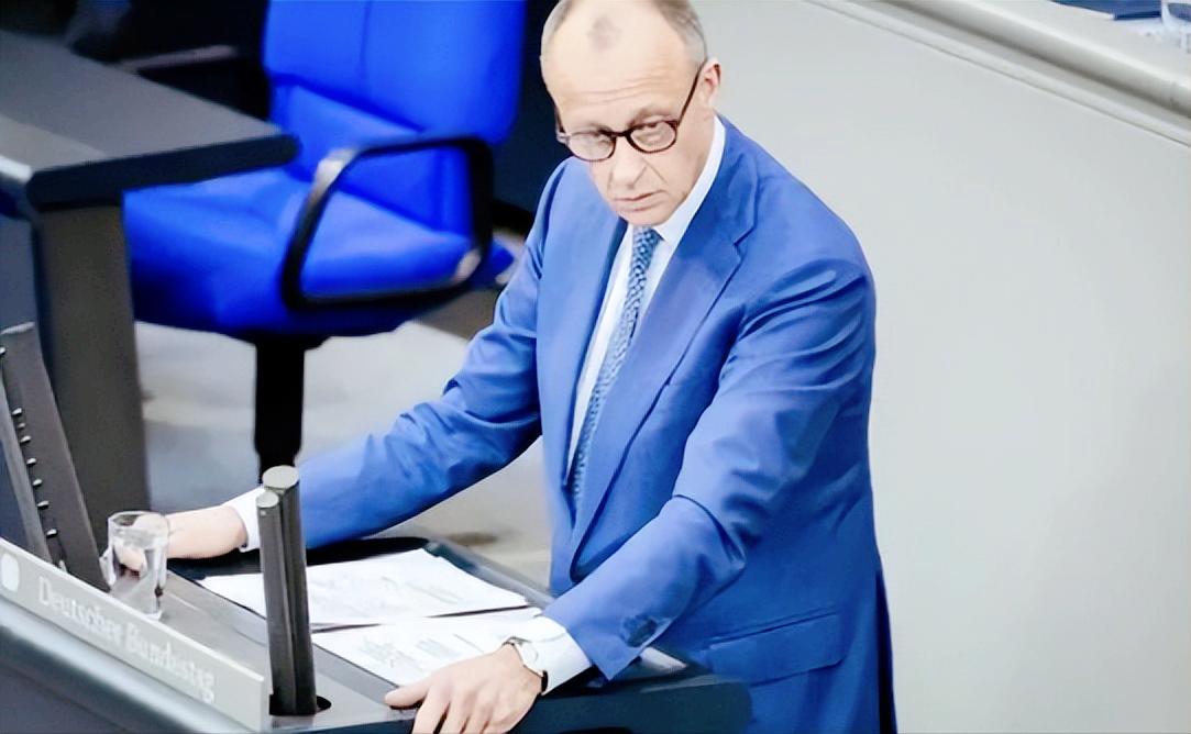 欧盟这次终于不想再“低调”了，最近德国总理默茨一番直白喊话，算是彻底点醒了整个欧