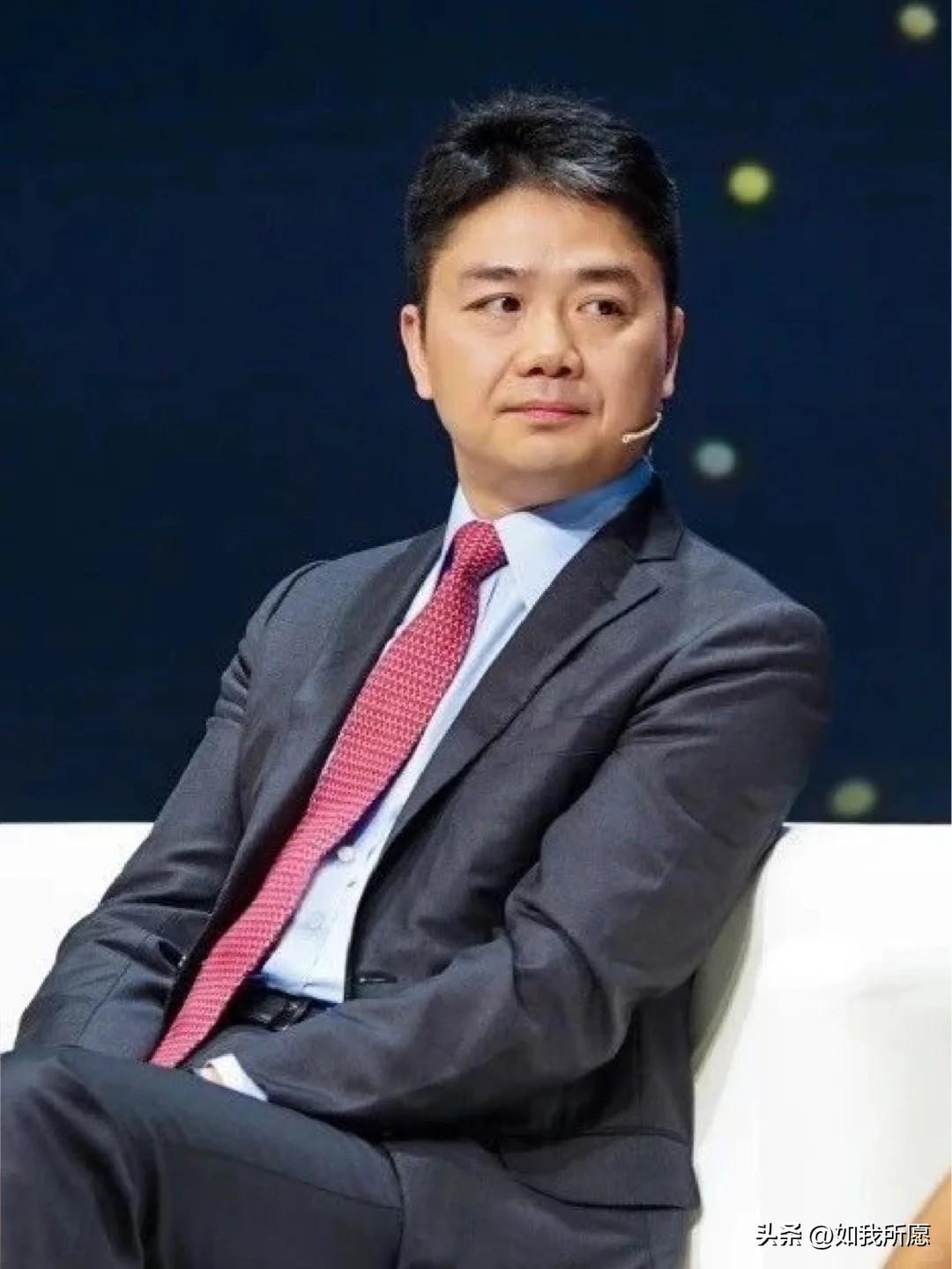 刘强东从不避讳自己是农村出来的，
对亲戚也是实在得很。
面对镜头问亲戚是否在京东