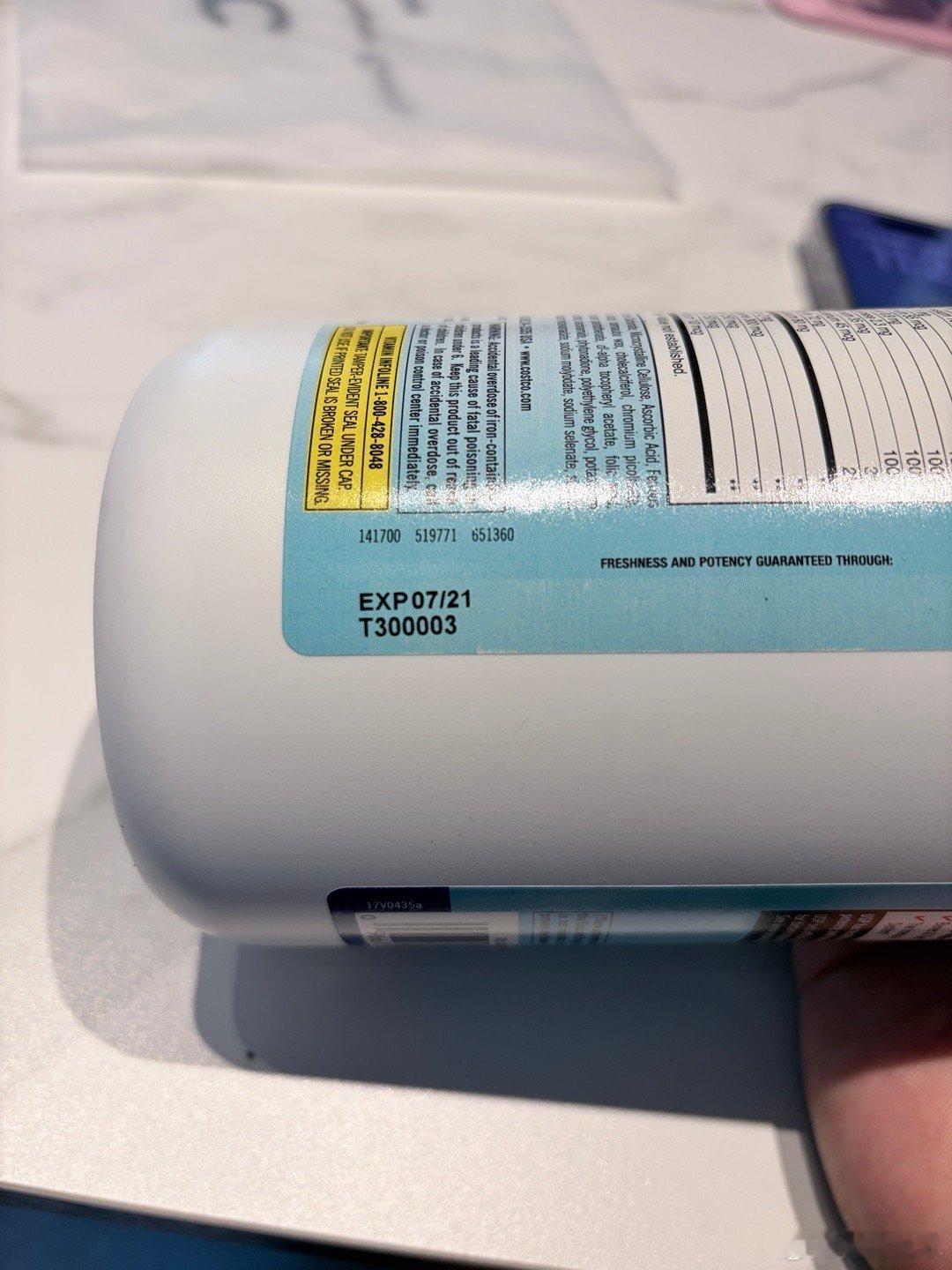 找出来一瓶维生素吃一看保质期  妈呀  21 年 7 月就过期了这估计是口罩前 