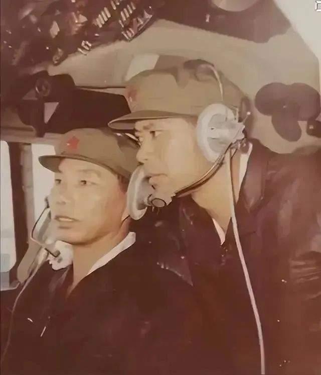 1982年7月30日，一架由上海飞往北京的飞机上，客舱内的乘客们正在兴致勃勃地交