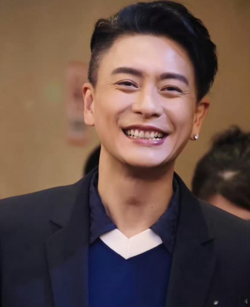 黄宗泽 牙龈萎缩我看不出哪里有问题啊，这不是正常人都这样子吗？ 