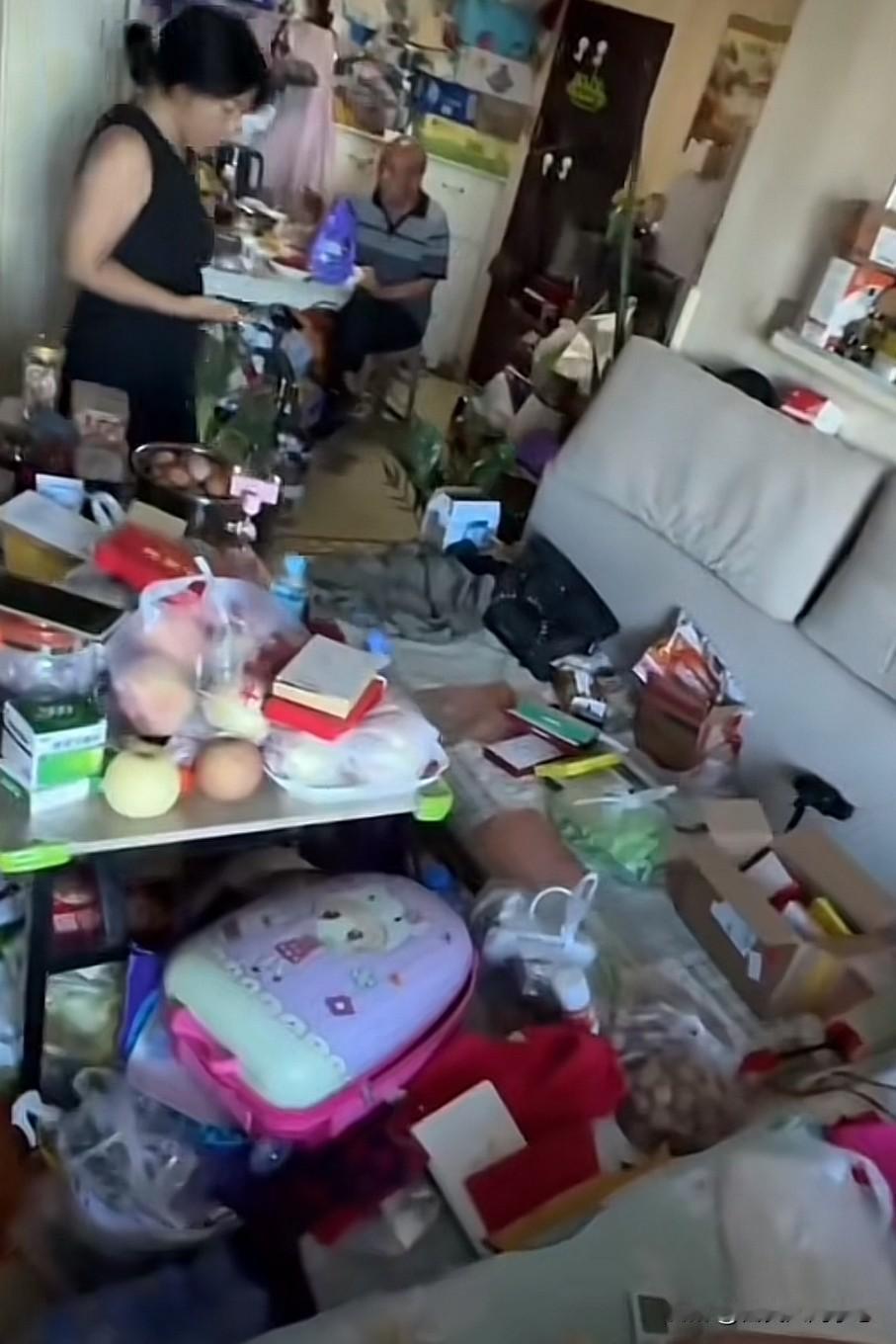 震惊！家里堆成这样是说他富有呢，还是贫穷呢？

说他穷吧！这家里的东西多的到处都