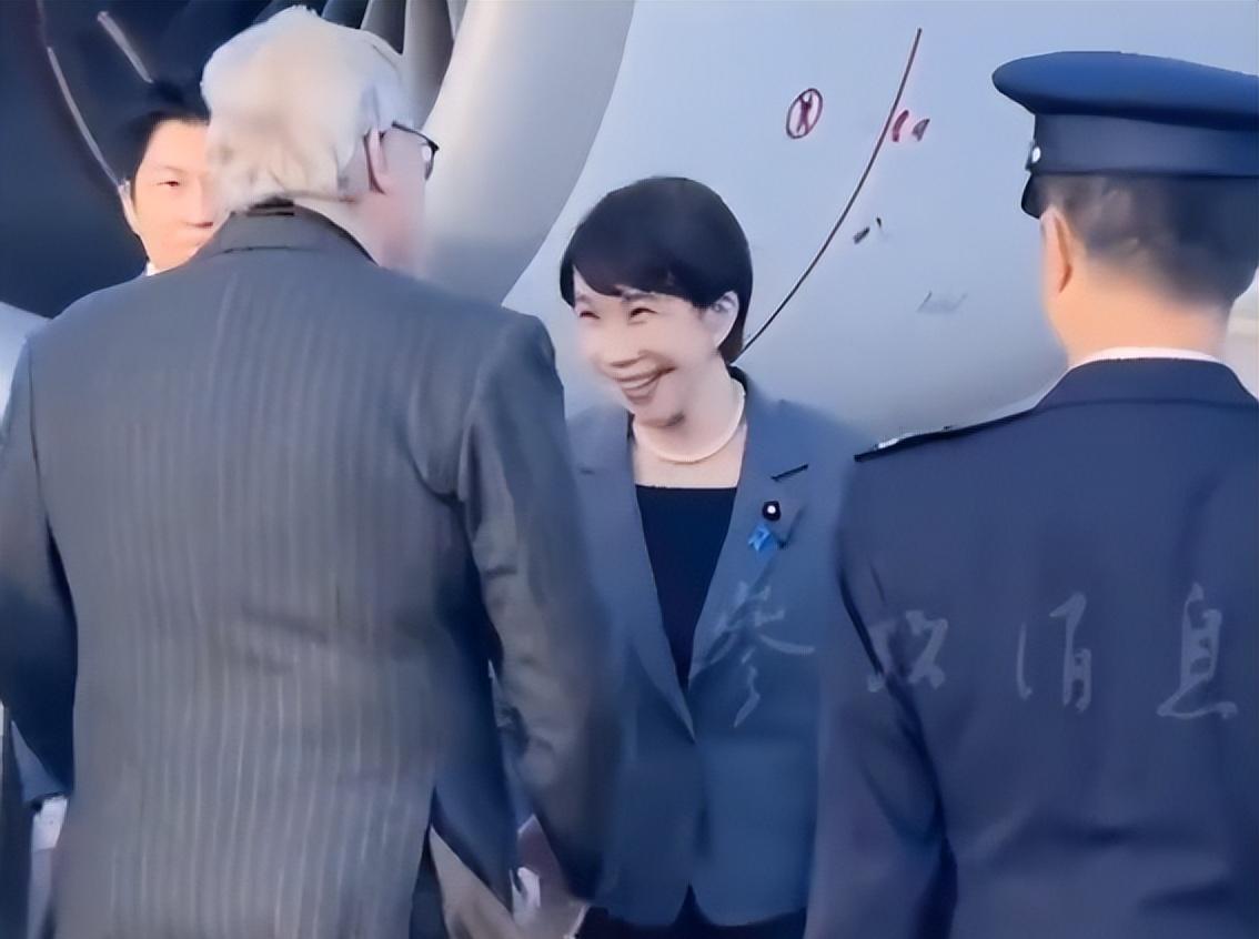 高市早苗访问印度总算享受到红毯待遇，莫迪喊她“妹妹”还用日语问候，高市笑着回应：