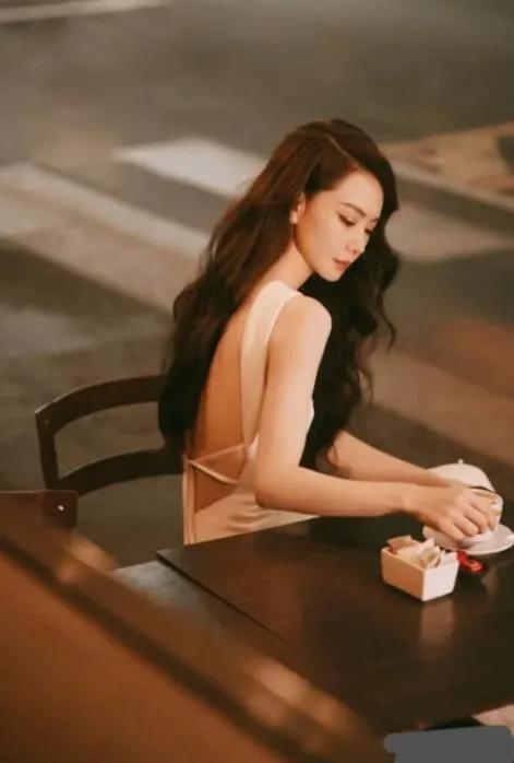 戚薇长相落落大方,气质极佳，女人味十足 ，白皙的皮肤,吸引人的眼球 ，精致的五官