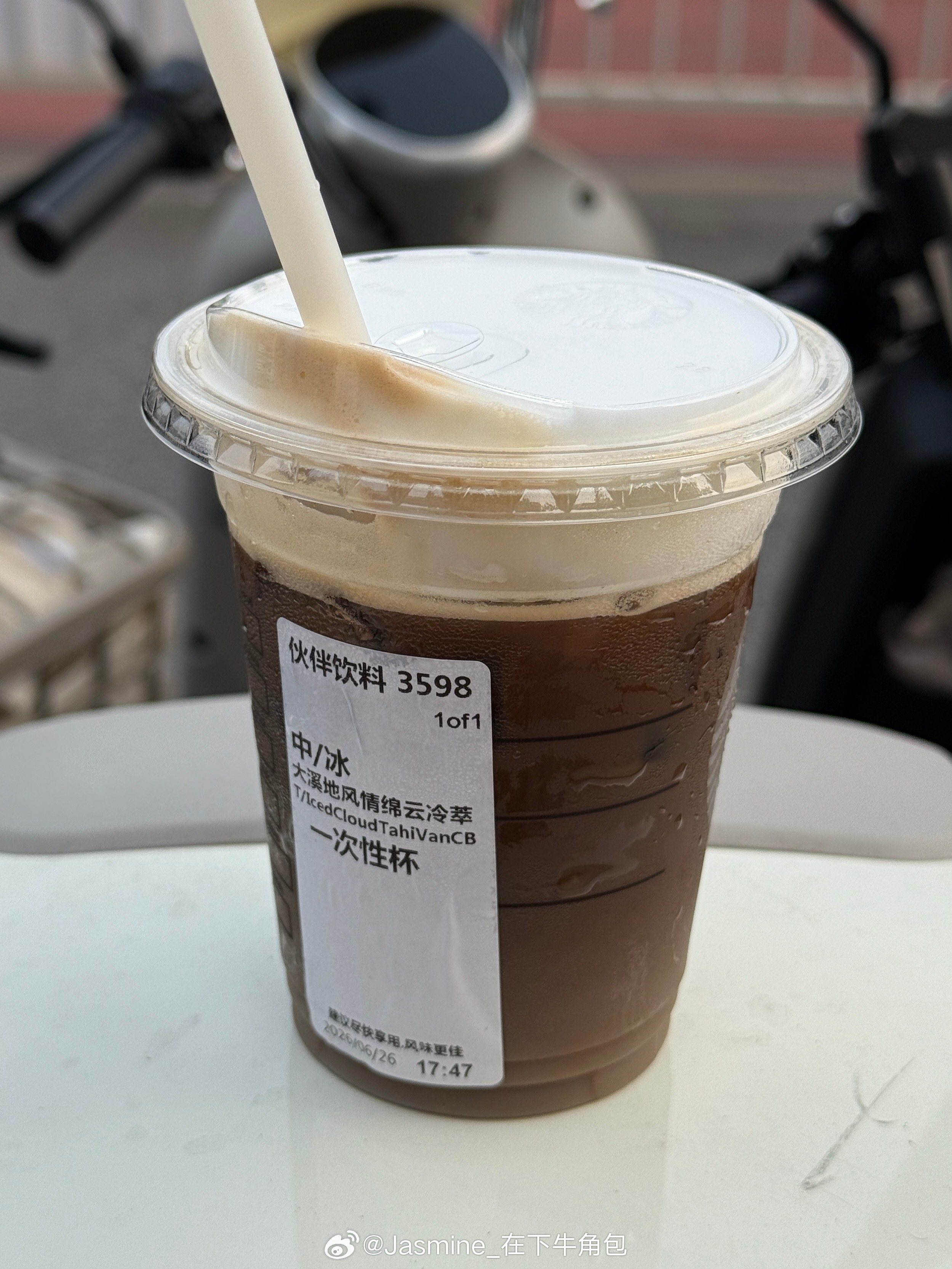 卧槽这冷萃劲太猛了，下班的时候喝了一杯现在心慌手抖好难受 
