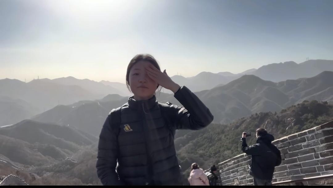 前几天在长城上背诵教员诗词的女孩，因心情激动几次哽咽，被很多人关注。大家知道她是