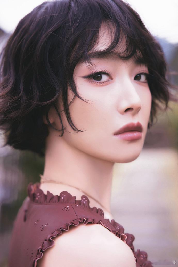 宋茜直接撞脸Molly！蓬松短卷发+灵动眼神，把潮玩娃娃的精致与俏皮具象化，甜酷