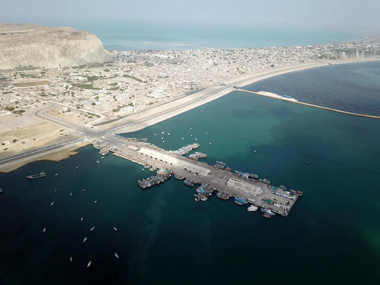 巴基斯坦现在有点坐不住了。中国帮建的瓜达尔港2025年新机场刚开张，能停全球最大