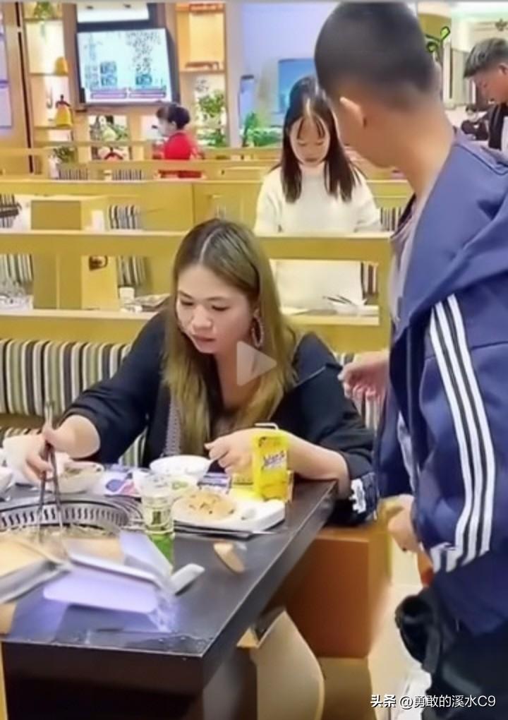 一位男孩的母亲已离世三年。他在饭店吃饭时，意外遇见“妈妈”。他走上前仔细端详，再