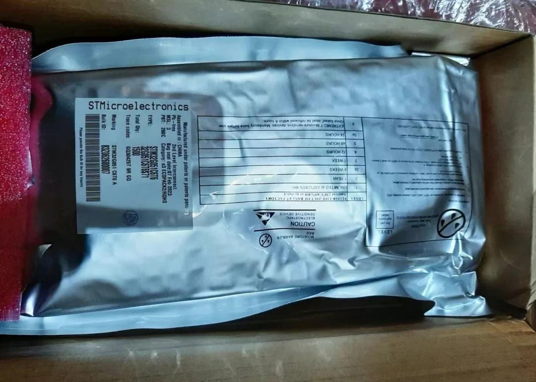 芯片外面为什么是这种包装啊
很多人看到这种银色包装，可能以为只是为了防静电，其实