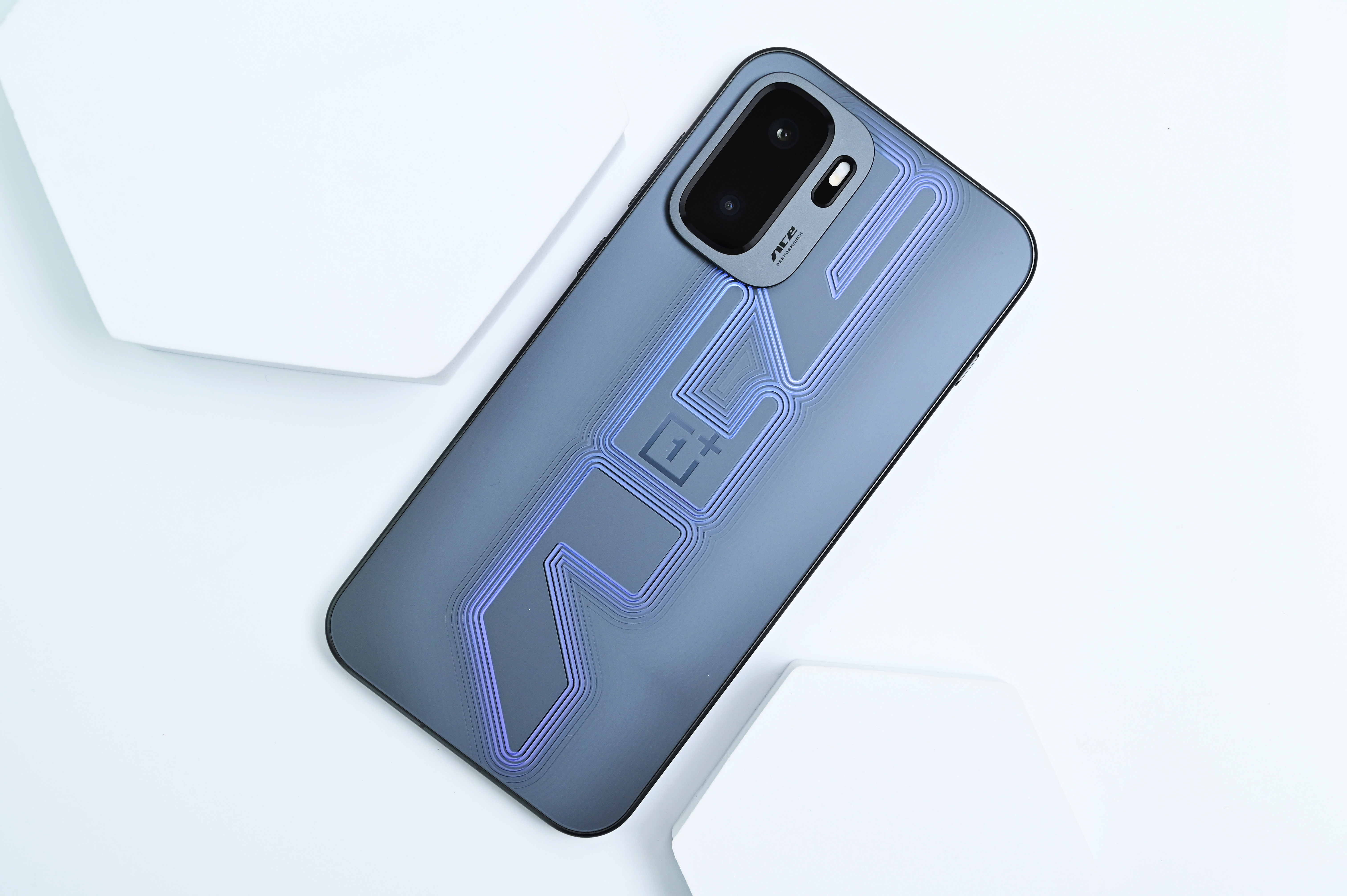 一加Ac6 至尊版今晚发布，在发布之前先给大家上一波「王牌觉醒」配色图赏，尤其这