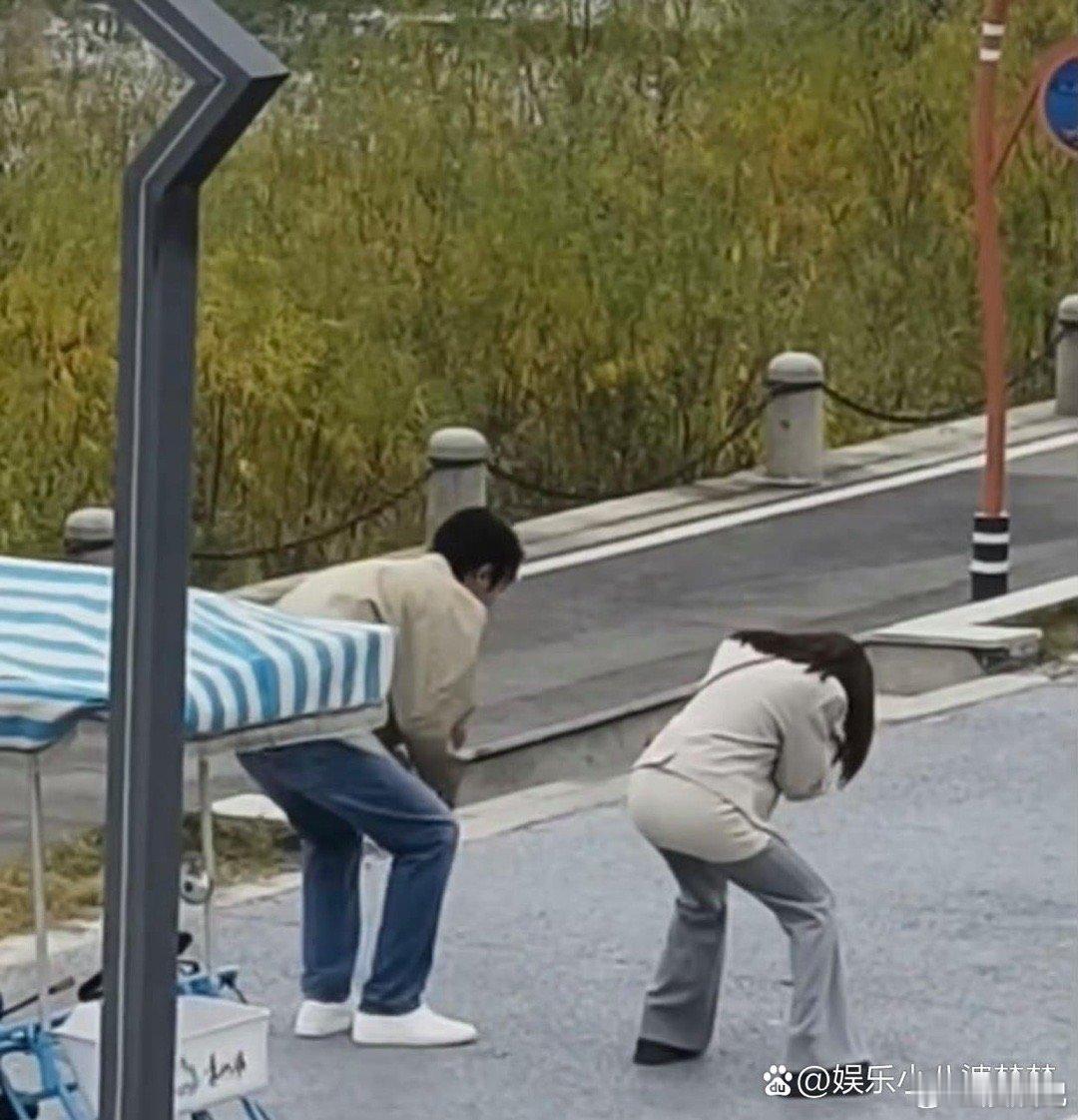 咱也不知道赵露思每天在剧组傻乐什么呢，到底发生了什么让我家孩子笑得前仰后翻捶胸顿