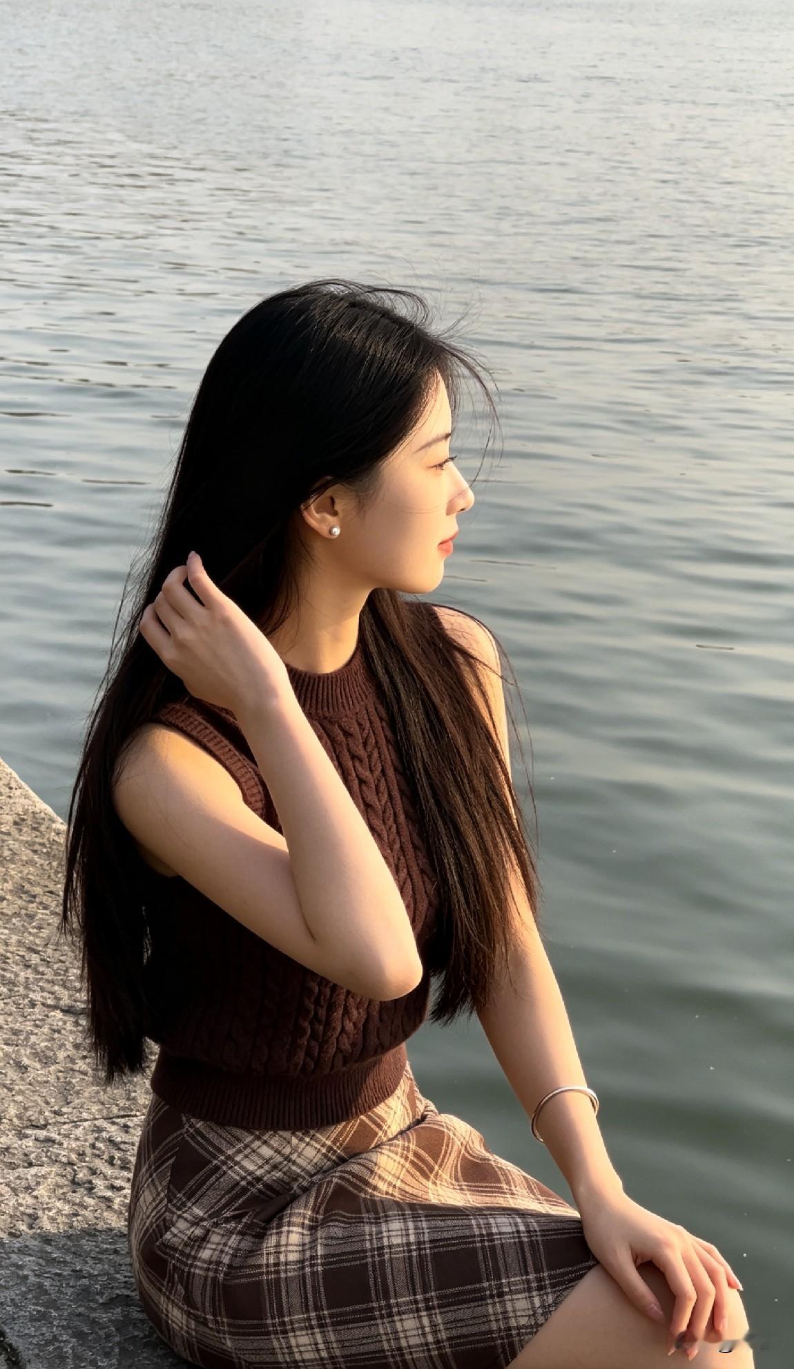 生活总是行色匆匆
我们总在不停赶路
偶尔也停下来吧，吹一吹湖边的风
放慢生活步伐