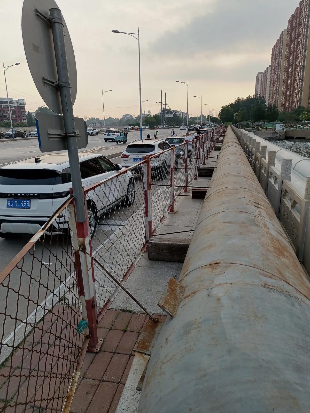 秦皇岛市海港区秦皇大街晨砻大桥人行道上铺设了一条排污管道，秦皇岛市区所有的污水都