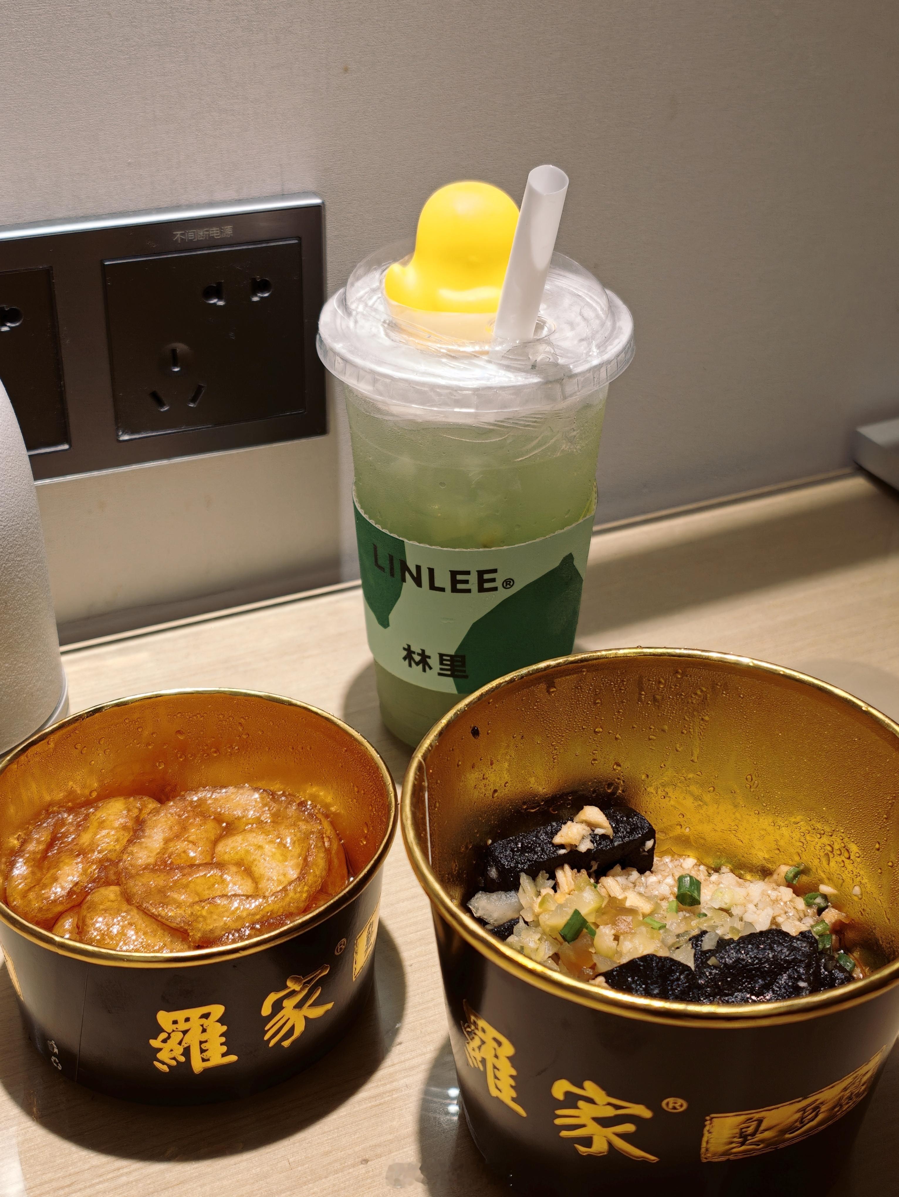 秉着来都来了的原则，在长沙吃了第二顿臭豆腐，今晚吃罗记，配糖油粑粑和白葡萄冰柠茶