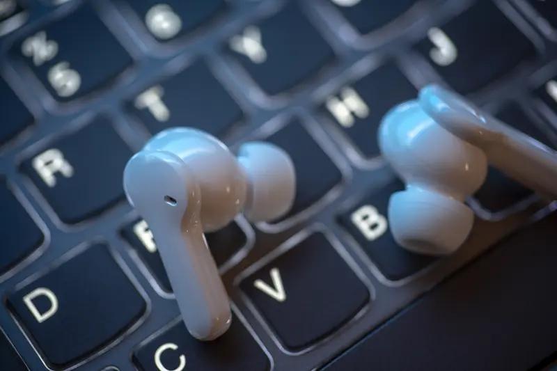 12月5日上海，上海一男子蓝牙耳机被保洁清走 ，男子称不知道需不需要保洁赔付 “