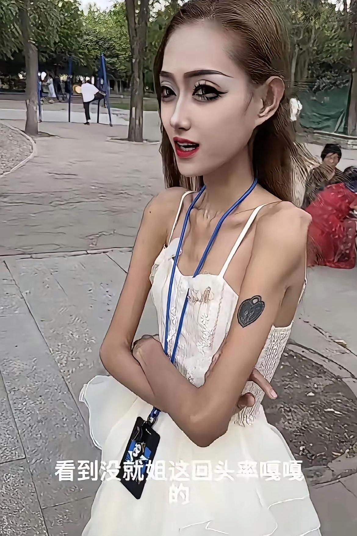 好好的姑娘，真没必要这样折腾自己！
 
原本长相清秀，现在把自己打扮得面无血色，