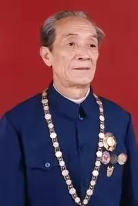 1951年6月的一天，由于汽车颠簸，身负重伤的志愿军班长柴云振缓缓睁开了双眼，这