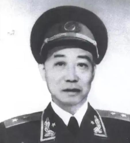 这张老相片，是开国中将李天焕一辈子的痛与恨，是他始终没法愈合的伤痕。这是李天焕和