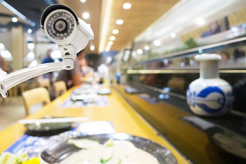 外籍男子投诉食物内有毛，餐厅经理调取监控后发现不对劲，男子疑似为了吃霸王餐，多次