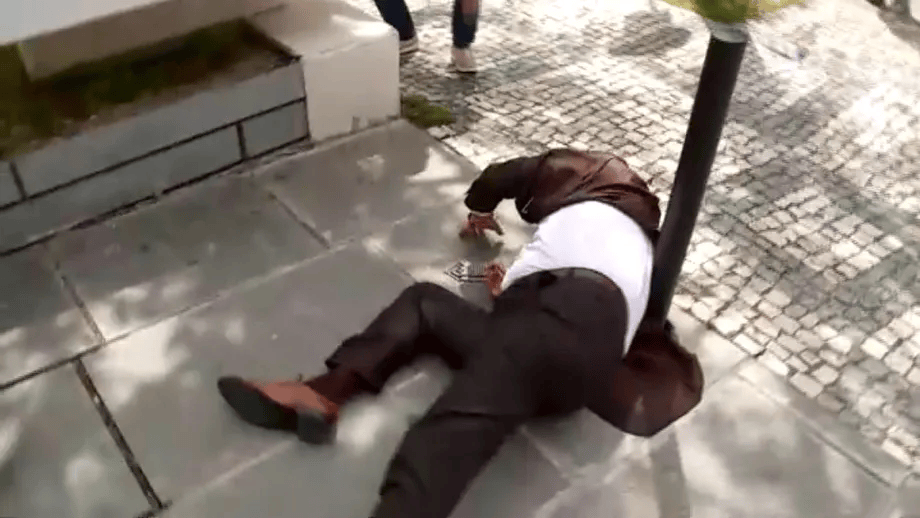 前本菲卡主席被判无罪后在法院外摔倒，致右臂肘部骨折