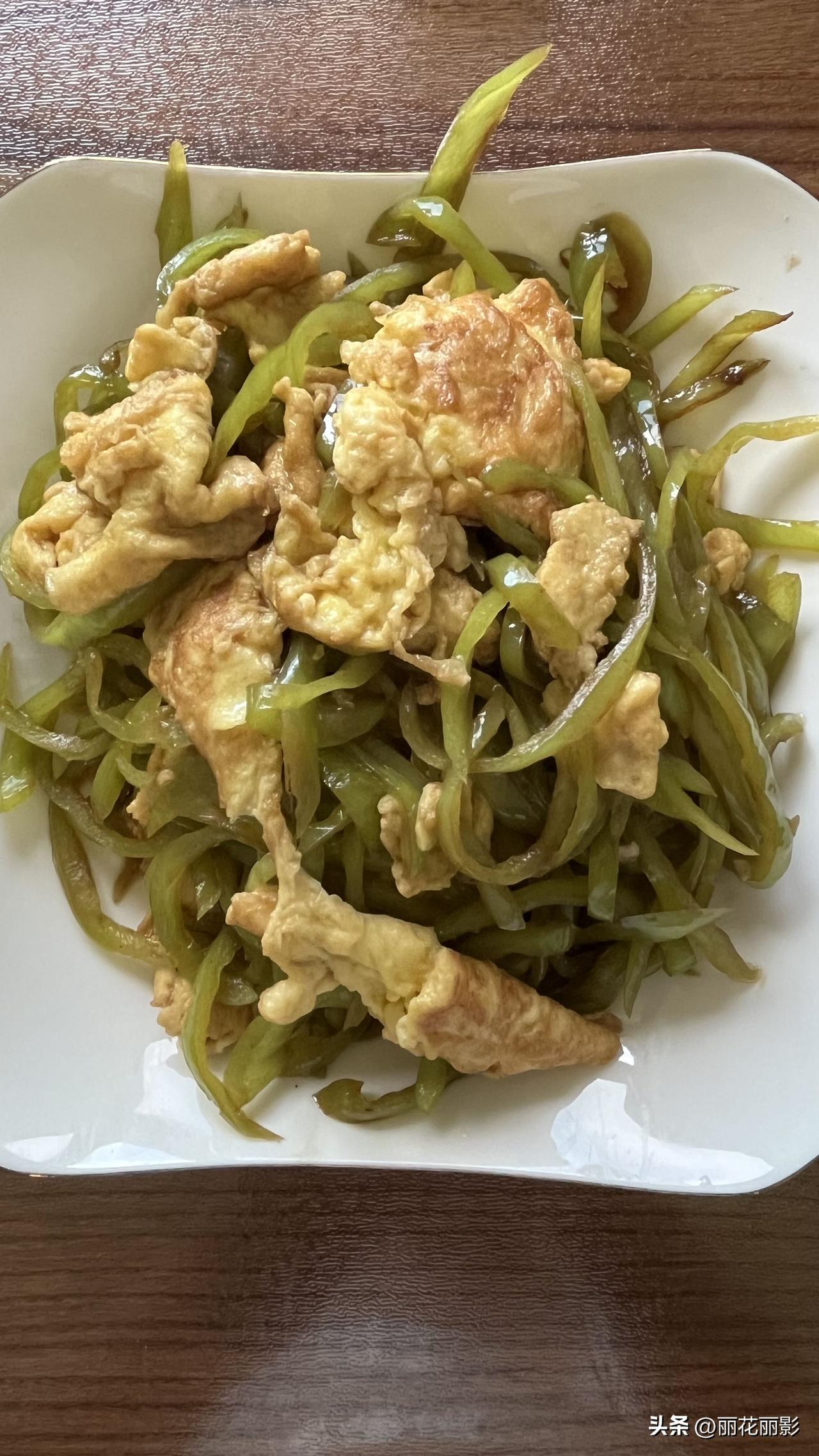 好友们晚上好！新周愉快，晚餐香香！今天的晚餐：
辣椒炒鸡蛋
酸辣竹笋
红烧排骨
