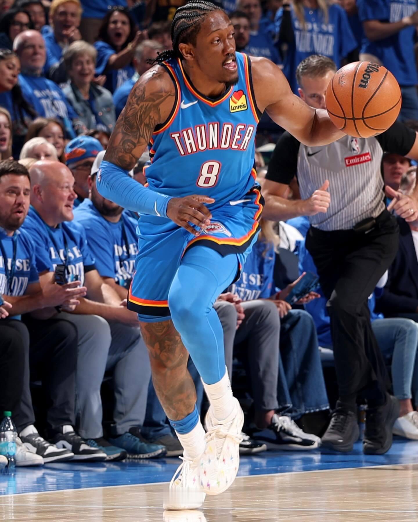 杰威今天上脚的哈登10新配色，好看吗？ 