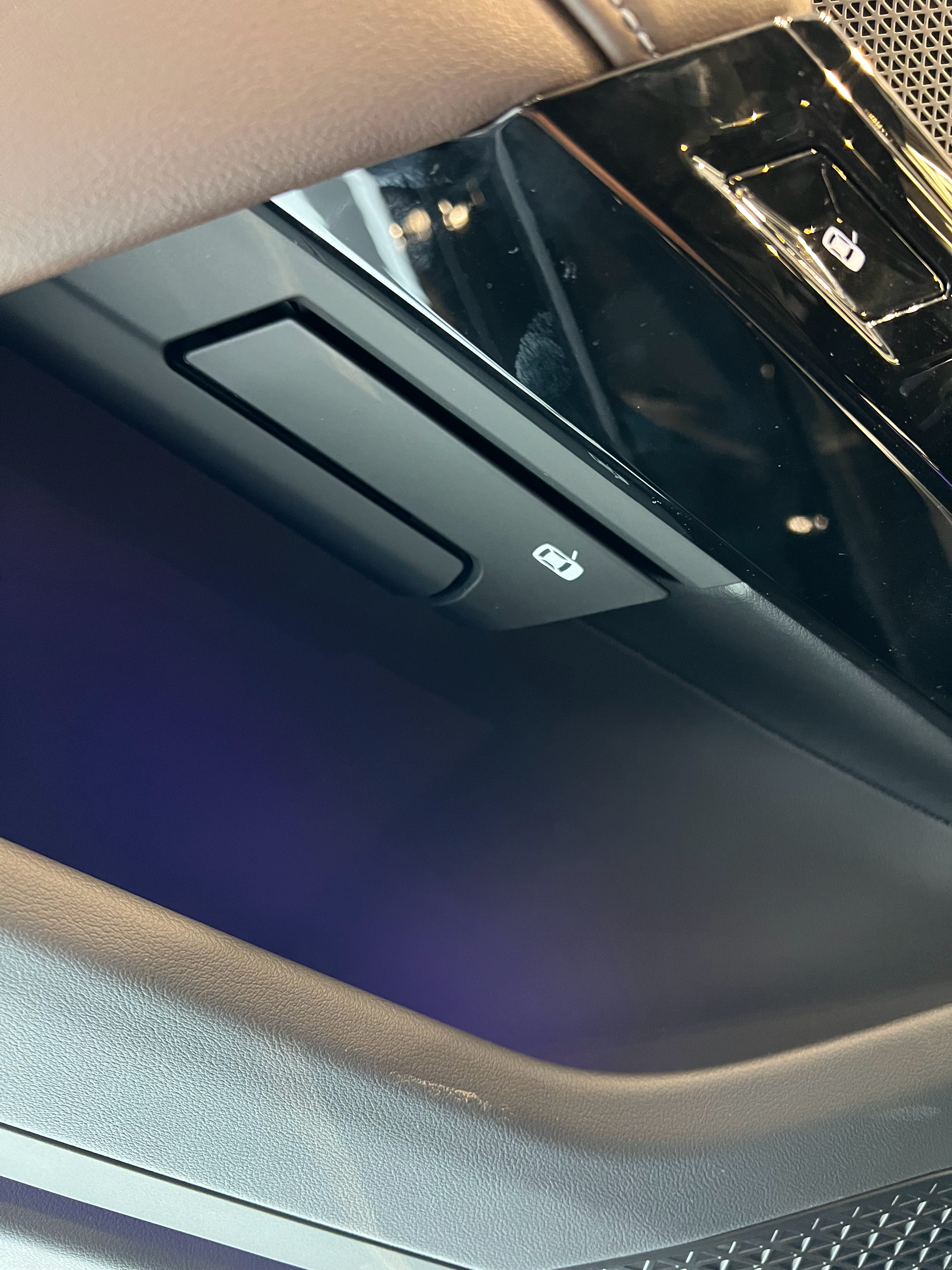 我不是被锁到新七系后排了吗按电子门锁打不开然后就找机械的开门按键一伸手就够着了，