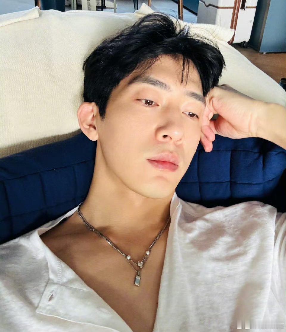 井柏然 老人味太重井柏然这种岁月静好的气质在内娱真的很难得，哥你继续保持，我们就