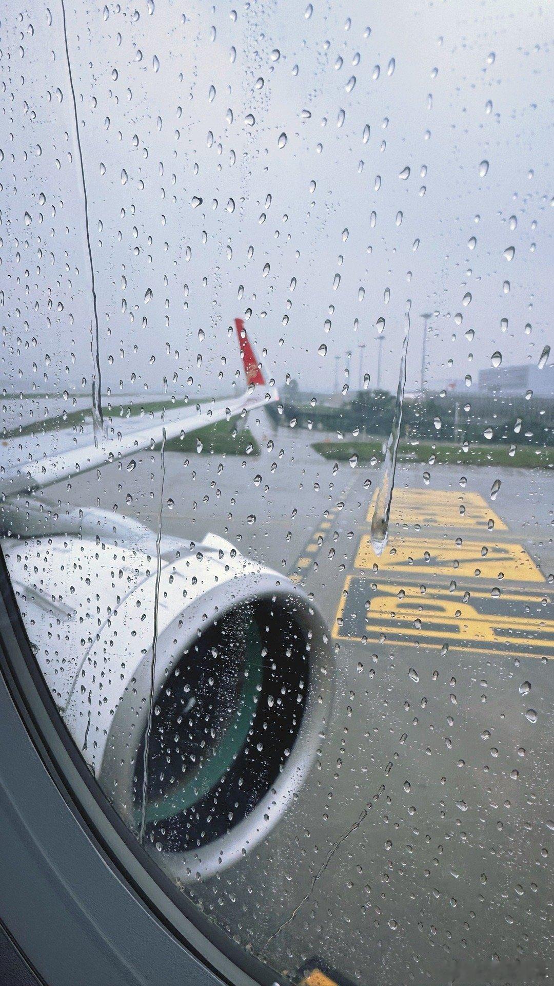 落地成都，这雨大得像宁波站第一回合正赛一样……下周末就成都站了，求别下雨能见度5