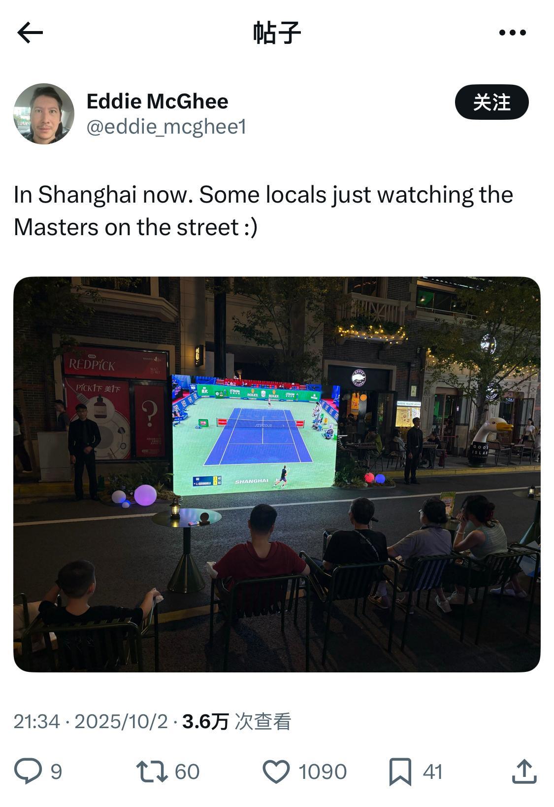 网球现在在上海有多热？身在上海的老外都被震惊了。马路上直接支了个大屏幕，对面排排