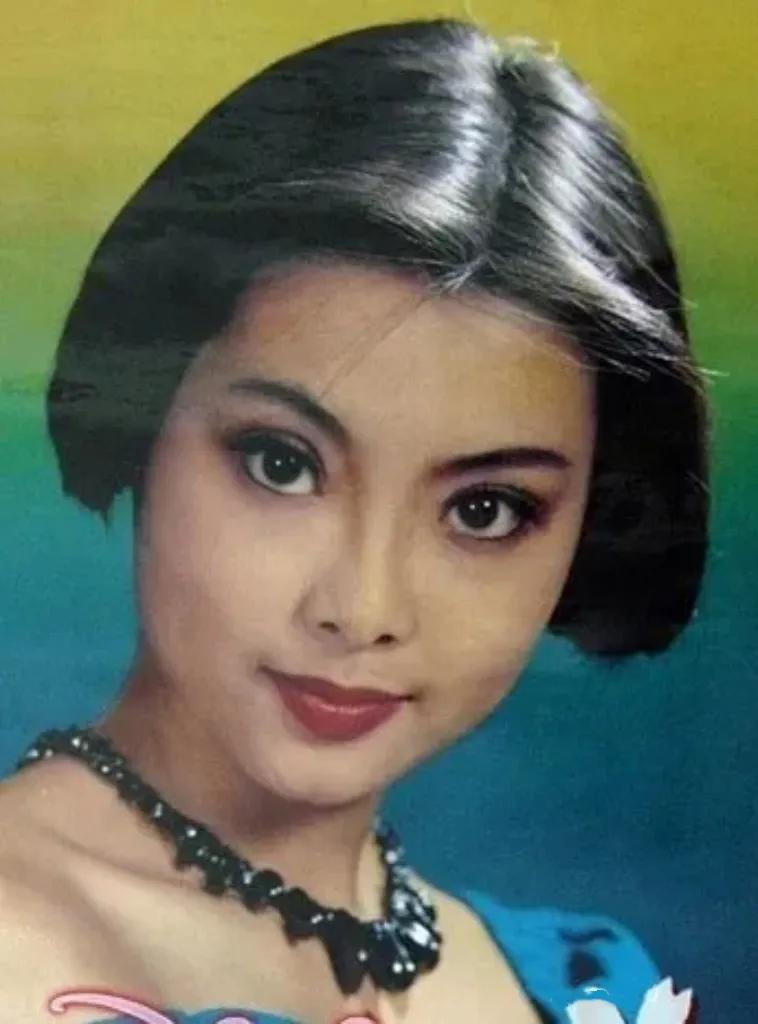 你能相信这个浓妆艳抹，美艳动人的美女是年轻时的袁立吗？
年轻时的袁立清纯甜美，满