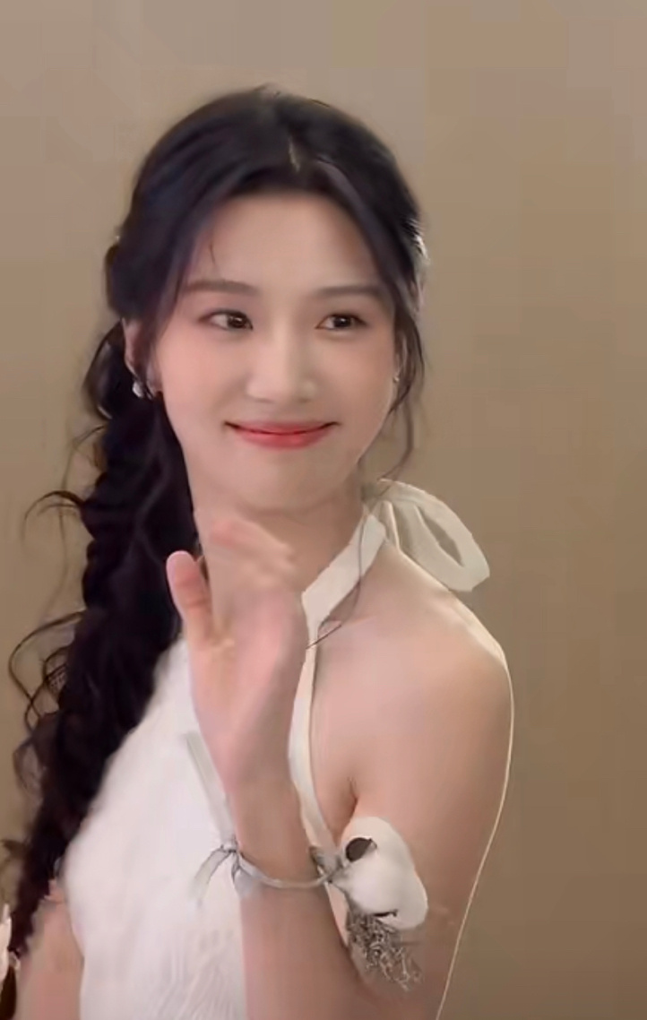 卢昱晓今日品牌活动路透，温柔甜美的小公主！ 
