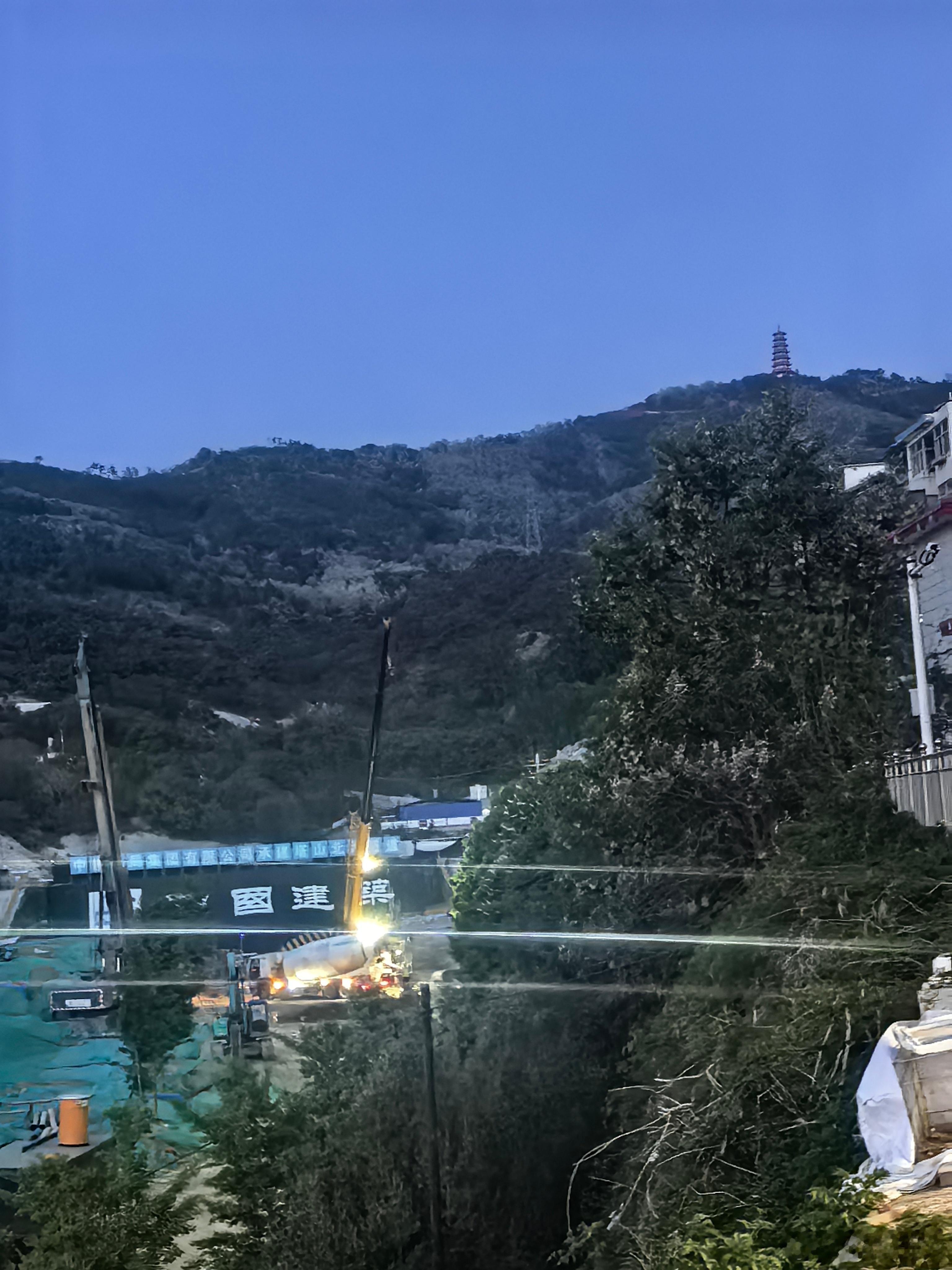 下跌原因找到了，塔山下面被人掏洞了，中国建筑干的 烟台·烟台塔山旅游风景区