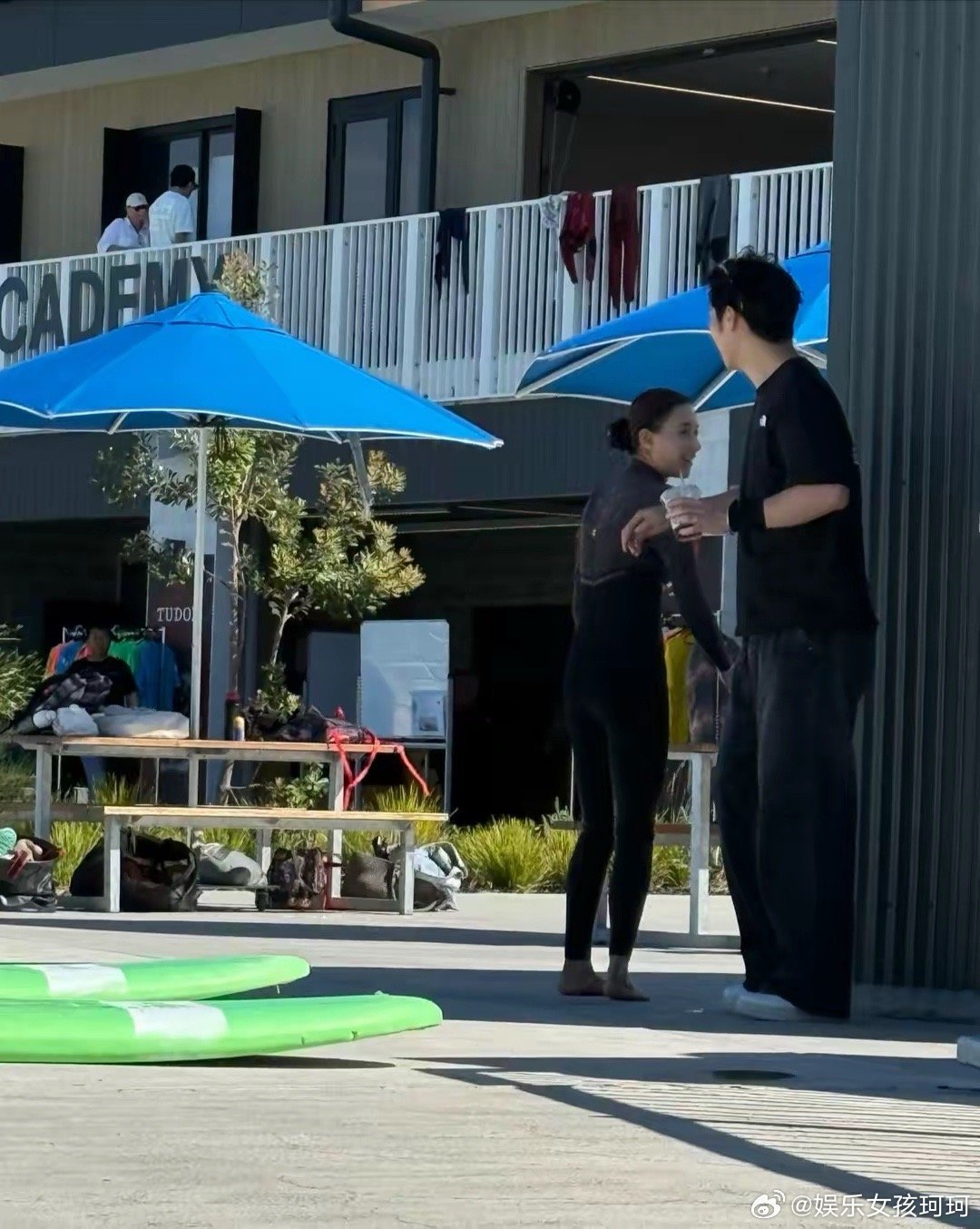 澳大利亚偶遇何超莲窦骁近日有网友在澳大利亚偶遇窦骁和何超莲一起度假，俩人有说有笑