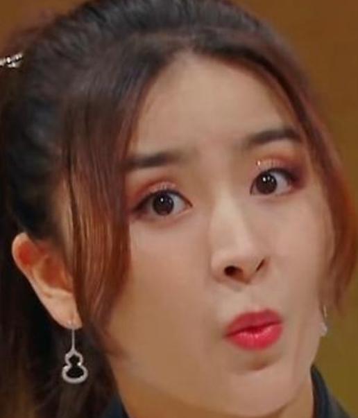 近日，张艺凡因教大家舞蹈引发关注，其专业教学方式获网友称赞。
她擅长将北舞科学训