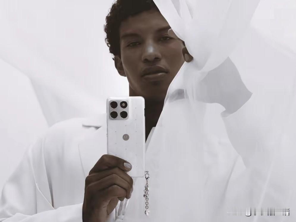 摩托罗拉施华洛世奇特别版Edge 70手机亮相

今日消息，摩托罗拉现已在海外市