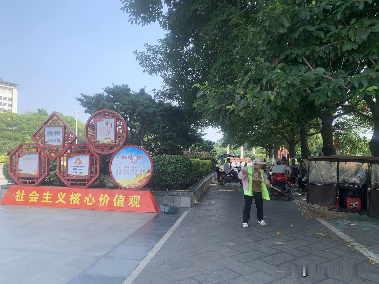 象棋布局（开局）的核心任务是快速出动大子、抢占战略要点、协调子力配合，为中局战斗