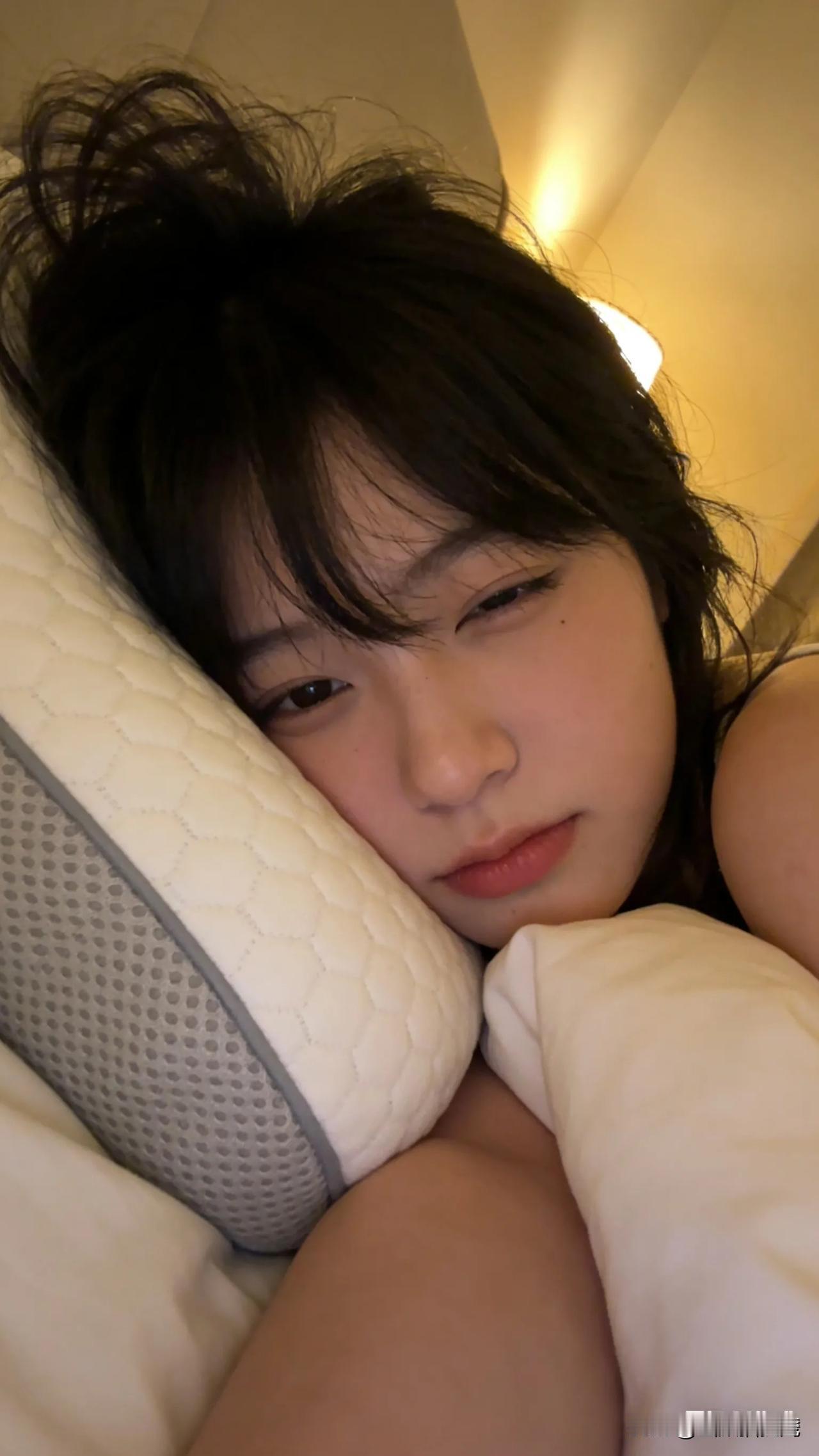 人啊，一直都在忙
年轻时忙着挣几十万
中年了忙着顾几个家，好不容易
到老了，又忙