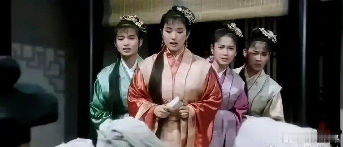 当年我就是这样被导演带偏了审美。明明秋香不是4个人里最好看的一个，唐伯虎却一脸惊