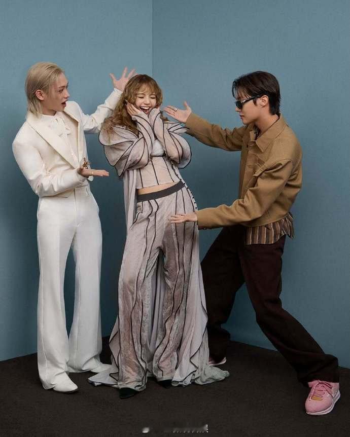 LISA郑号锡李龙馥合照LISA郑号锡李龙馥同框合照 一眼就被锁定的高颜值组合！