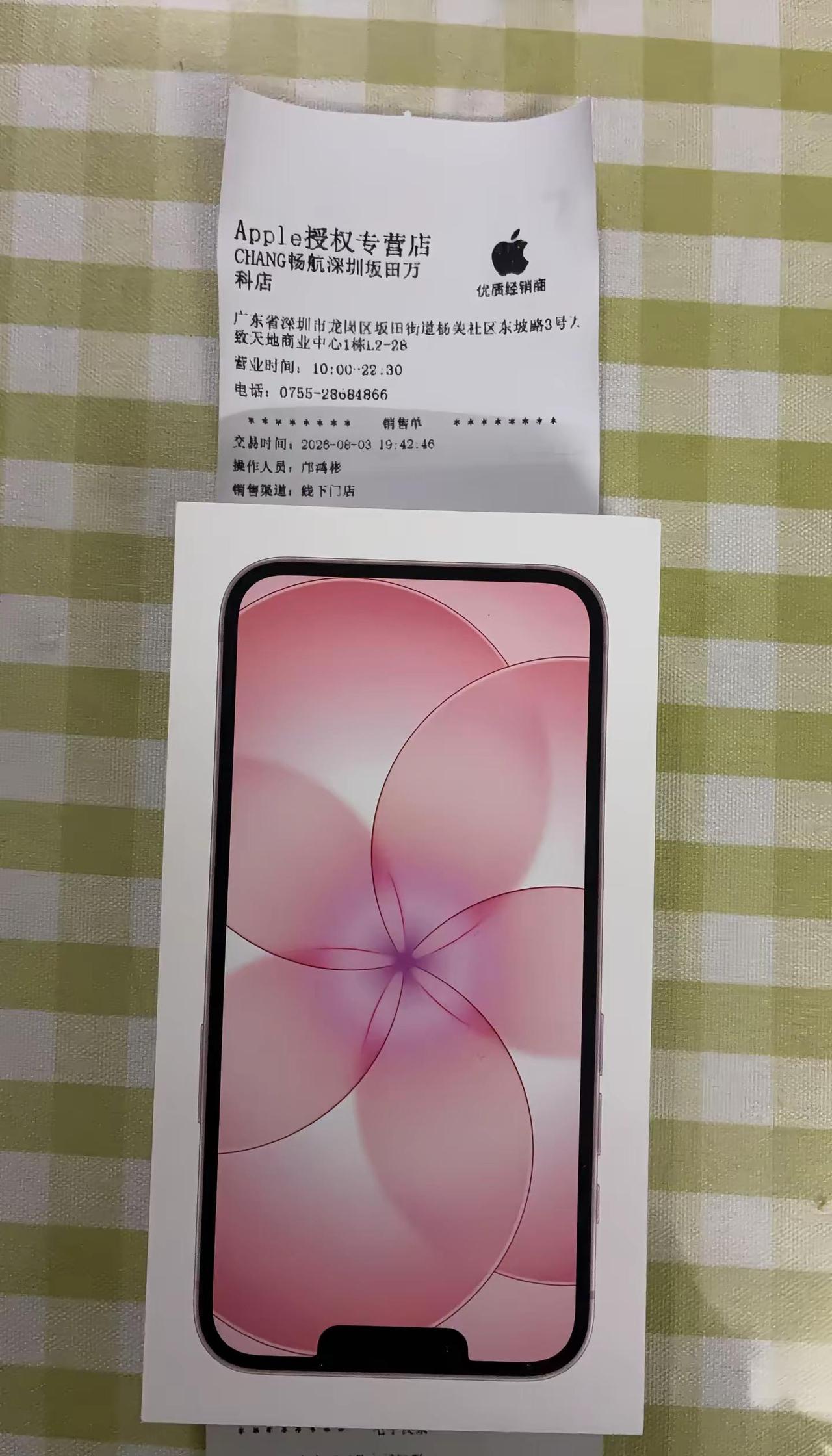 陪伴两年多的iPhone13，装下无数生活碎片，虽然摔得稀碎，但心中万般不舍。纠