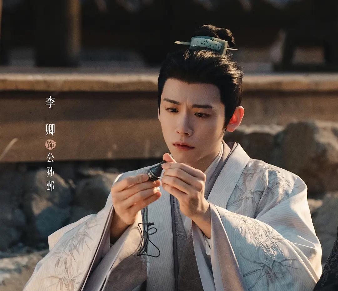 《逐玉》爆火，剧中咸阳渭城帅气男演员、扮演武安侯的军师也火了！
爆款剧《逐玉》热