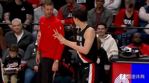 末节还剩8分20秒，杨瀚森终于披挂登场，目前开拓者落后掘金42分杨瀚森开拓者体育