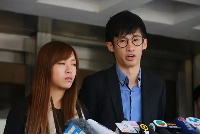 2016年，香港议员梁颂恒在香港立法会宣誓时，公然高举辱华的标语，还要求美国制裁