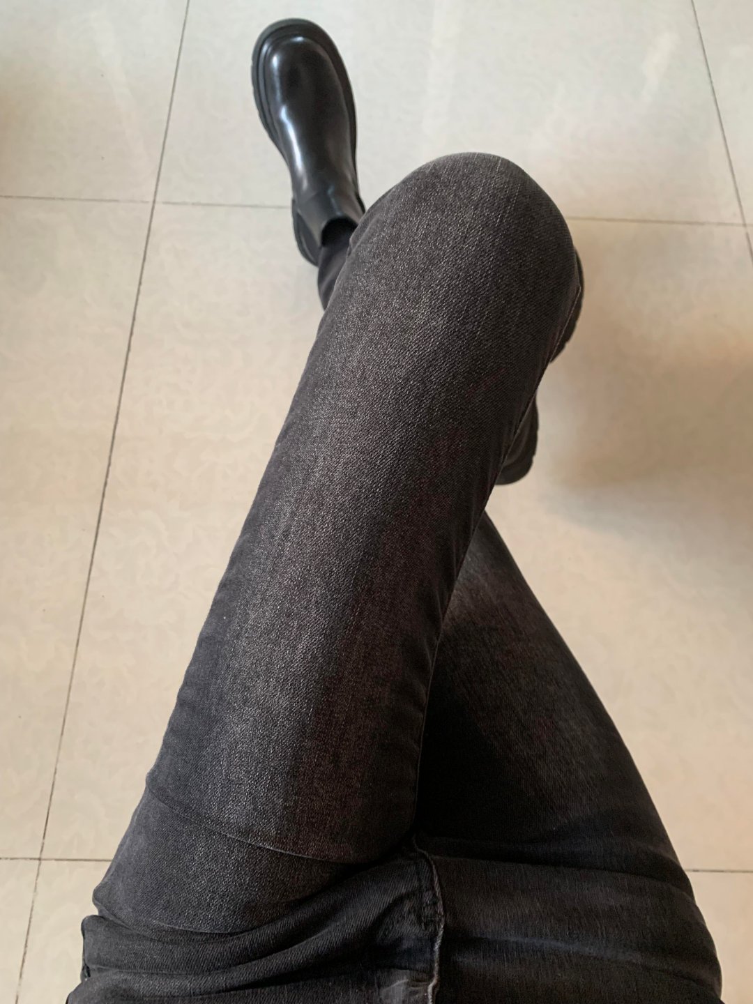 我勒个豆，这条牛仔裤真的绝了！！！显瘦还得是小脚牛仔裤 