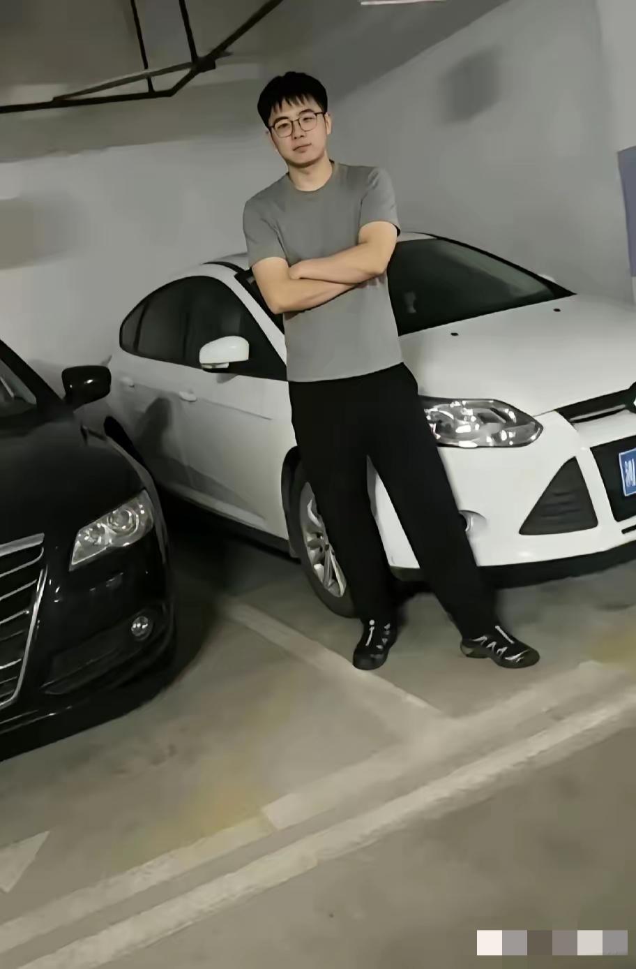 很多人只盯着停职的彭某某，却忽略了事件里最得不偿失的人——她的男友雷某。作为长沙