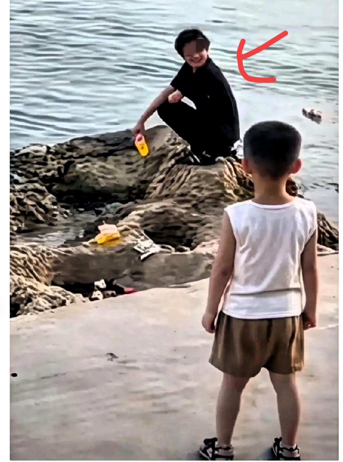 好好的花季少年，为何能对身旁遇险的同伴如此冷漠？贵港大东码头这起意外，看完真的心