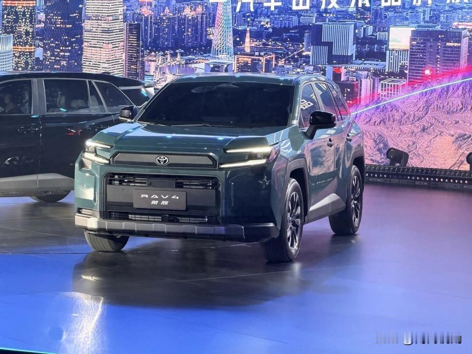 丰田王牌智混荣放15.18万起，这价格是要掀翻SUV牌桌！2025年广州车展，累