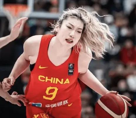 女篮后卫线为什么会出现明显的断档？
之前我说现在女篮最大的问题是找不到一个合格的